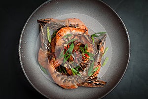 Grill shrimps with green onion