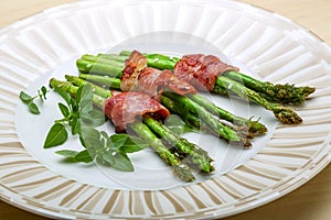 Grilled asparagus with bacon