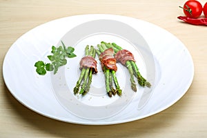 Grilled asparagus with bacon