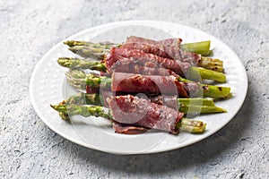 Grilled asparagus with bacon (Turkish name Pastirmali kuskonmaz izgara