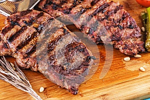 Grilled beef steak with grilled pepper, onion rings and tomatoes.