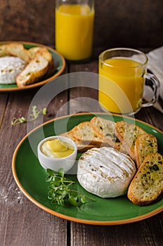 Grilled camembert with toast and juice