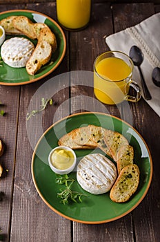 Grilled camembert with toast and juice