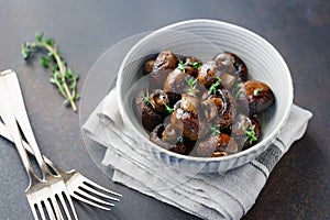Grilled champignons with thyme