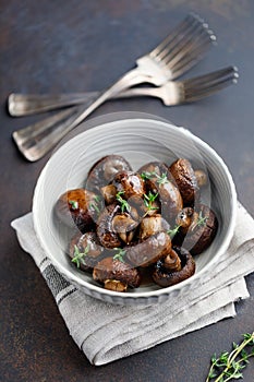 Grilled champignons with thyme