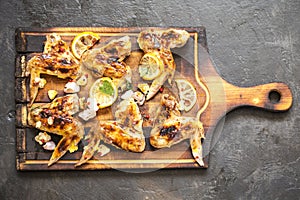 Grilled chicken wings with lemon and herbs