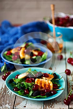 Grilled halumi cheese salad with berries.