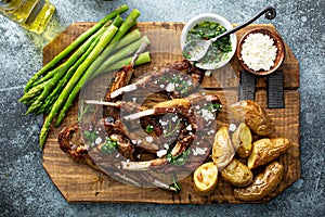 Grilled lamb chops with asparagus and potatoes