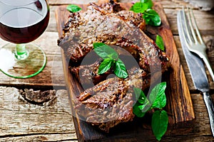 Grilled lamb chops marinated with mint