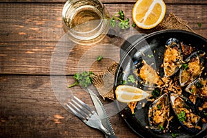 Grilled Mussels with cheese