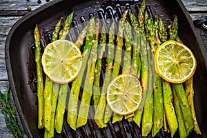 Grilled organic asparagus with lemon