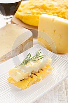 Grilled polenta with cheese
