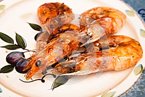 Grilled prawns on oplate