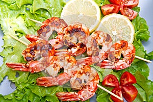 Grilled prawns with salad and cherry tomatoes