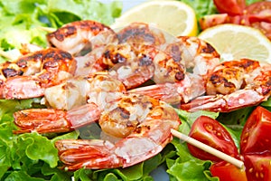 Grilled prawns with salad and cherry tomatoes