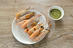 grilled river shrimp arranging on plate dipping spicy Thai seafood sauce