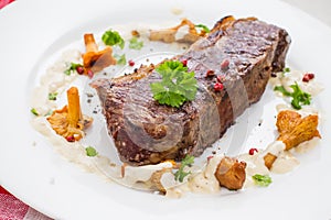 Grilled rump steak with chanterelle mushrooms