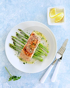 Grilled salmon filet with steamed asparagus