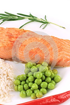 Grilled salmon filler with vegetables.