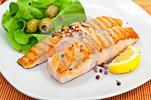 Grilled salmon steak with lettuce