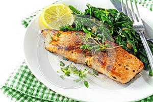 Grilled salmon with thyme, lemon and spinach, vegetarian low car