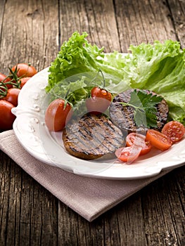 Grilled seitan with tomatoes