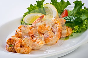 Grilled shrims with lemon.