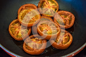 Grilled spicy tomatoes slices