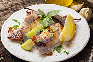 Grilled squid with lemon and zucchini