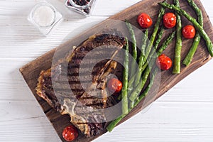 Grilled T-bone steak with asparagus and cherry tomatoes