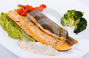 Grilled trout with broccoli and tartar