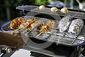 Grilling on a hybrid grill barbecue for electric or charcoal