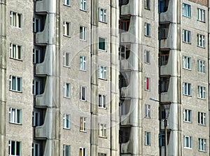 Sombrío bloque de casas de apartamentos en 