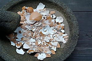 Grind egg shells in a mortar