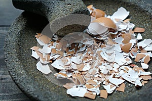 Grind egg shells in a mortar