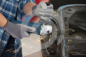 grinder worker uses circular saw