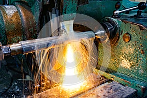 Grinding and high-precision shaft processing on a circular grinding machine with sparks and cooling