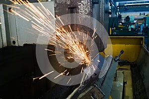 Grinding on a magnetic turntable on a surface grinding machine, grinding the angular surface of the sun table with abrasive stone