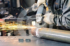 Grinding tool to smooth the weld metal