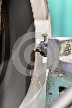 Grinding the upper abrasive layer of the grinding wheel with a diamond pencil on a surface grinder