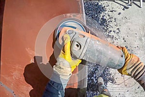 Grinding of a welding seam of a pipe by means of