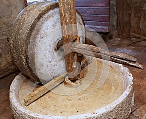 Grinding wheel to grind the grain