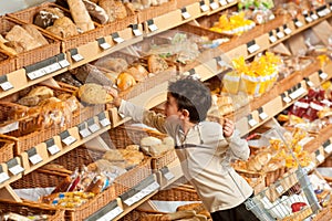 Tienda de comestibles compras mantener pequeno chico compras pan 