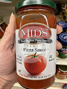 Grocery store Mids pizza sauce in a glass jar