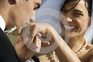 Ženích bozkávanie nevesty ruka 