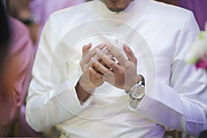 GROOM PUT HIS HAND TO PRAY DOA.