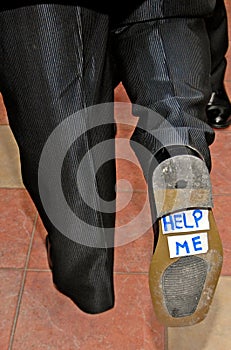 Groom's wedding shoe with sign help me