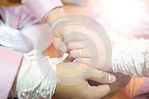 The groom wore the bride& x27;s ring at the wedding, a symbol of true love, the image corner light