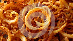 gros plan sur un tas d'oignons frits