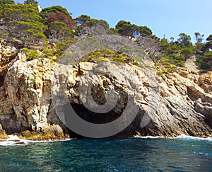 Grotte in einem Felsen am Meer in Spanien